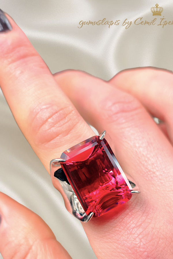 Kırmızı Taşlı Küçük Dikdörtgen Motif Gümüş Yüzük