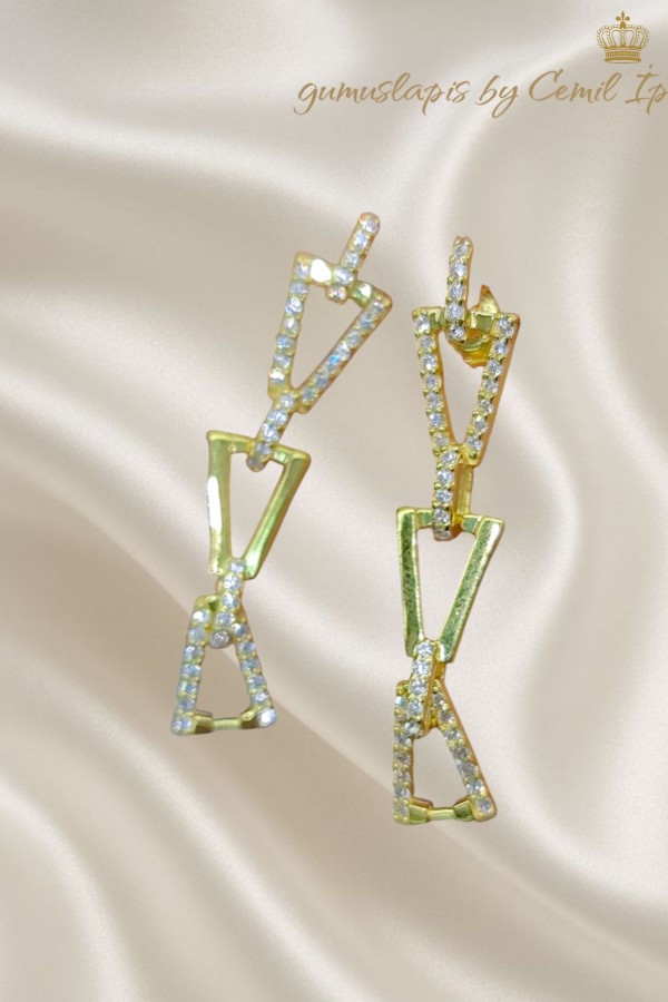 Üçgen motif gümüş küpe çifti 