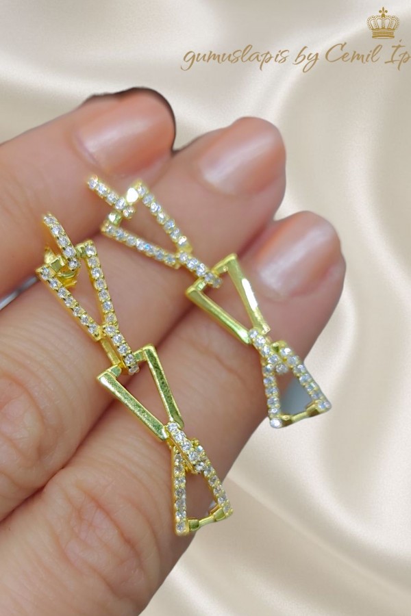 Üçgen motif gümüş küpe çifti 