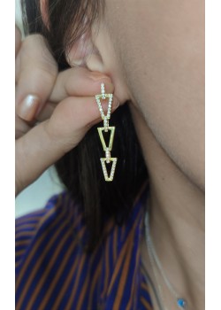 Üçgen motif gümüş küpe çifti 