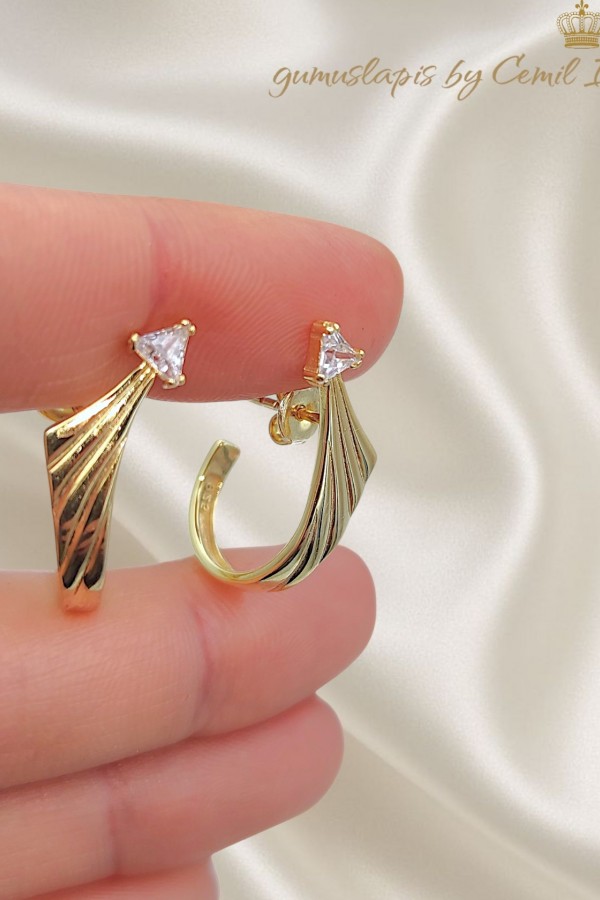 Üçgen Motif Tek Taş Geçmeli Gümüş Küpe