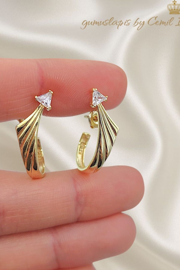 Üçgen Motif Tek Taş Geçmeli Gümüş Küpe