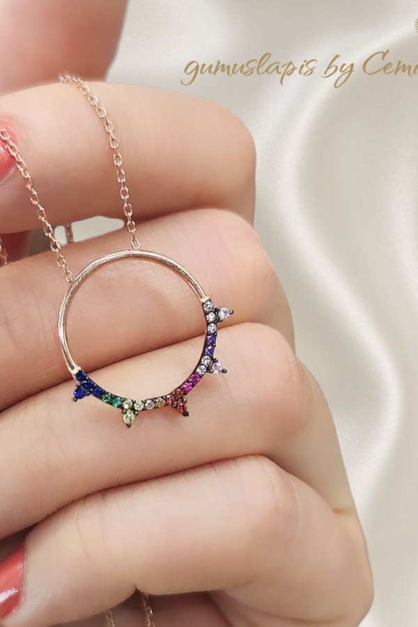 Renkli Taşlarla Süslü Yuvarlak Motif Gümüş Kolye 