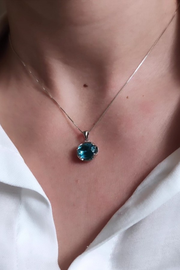 Yan Motif Lab Topaz Taşlı Gümüş Kolye 