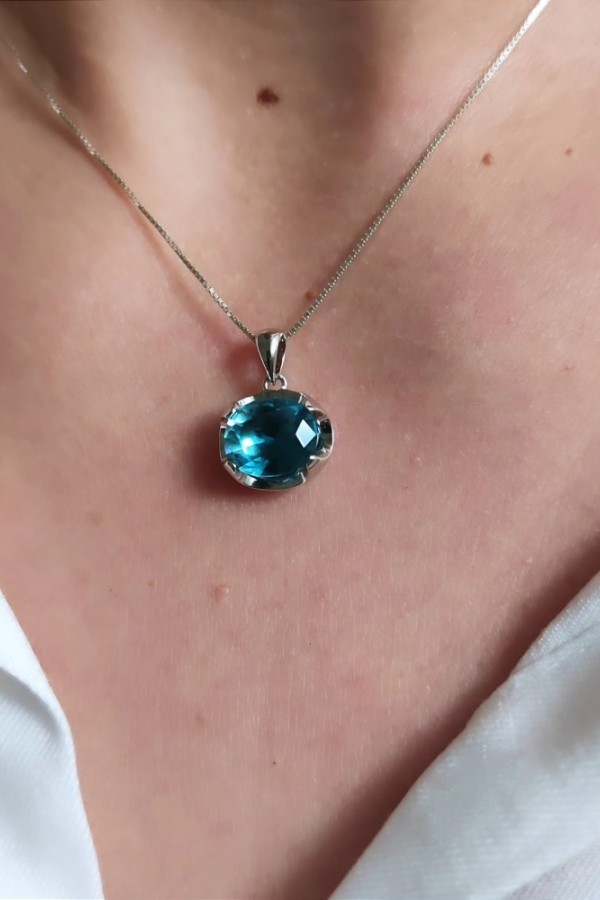 Yan Motif Lab Topaz Taşlı Gümüş Kolye 