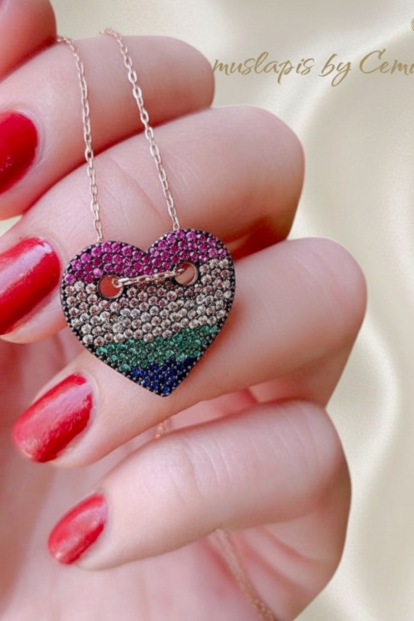 Kalp Motif Renkli Taşlarla Süslü Gümüş Kolye 
