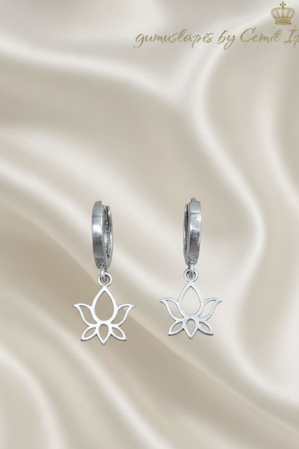 Lotus Çiçeği Motif Gümüş Küpe Çifti (beyaz)