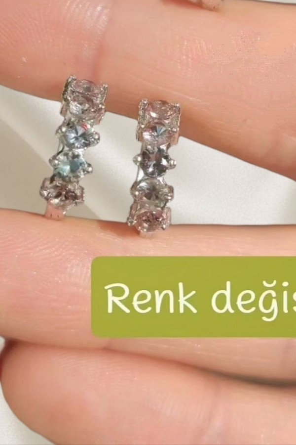 Mistik ve renk değiştiren taşla süslü gümüş küpe çifti serisi