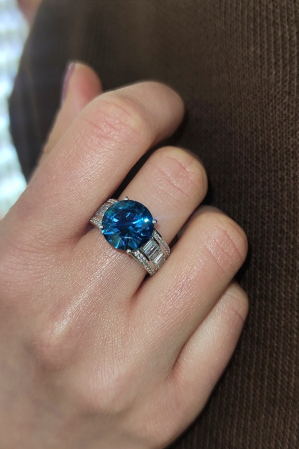 Mozanite ve London Blue Topaz Taşlı Yuvarlak Motif Gümüş Yüzük