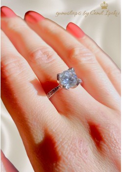 Mozanite Taşlı Çiçek Motif Gümüş Tektaş Yüzük 