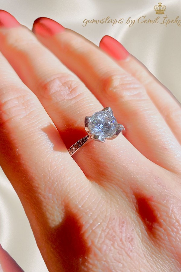 Mozanite Taşlı Çiçek Motif Gümüş Tektaş Yüzük 