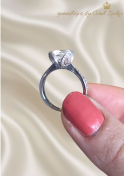 Mozanite Taşlı Çiçek Motif Gümüş Tektaş Yüzük 