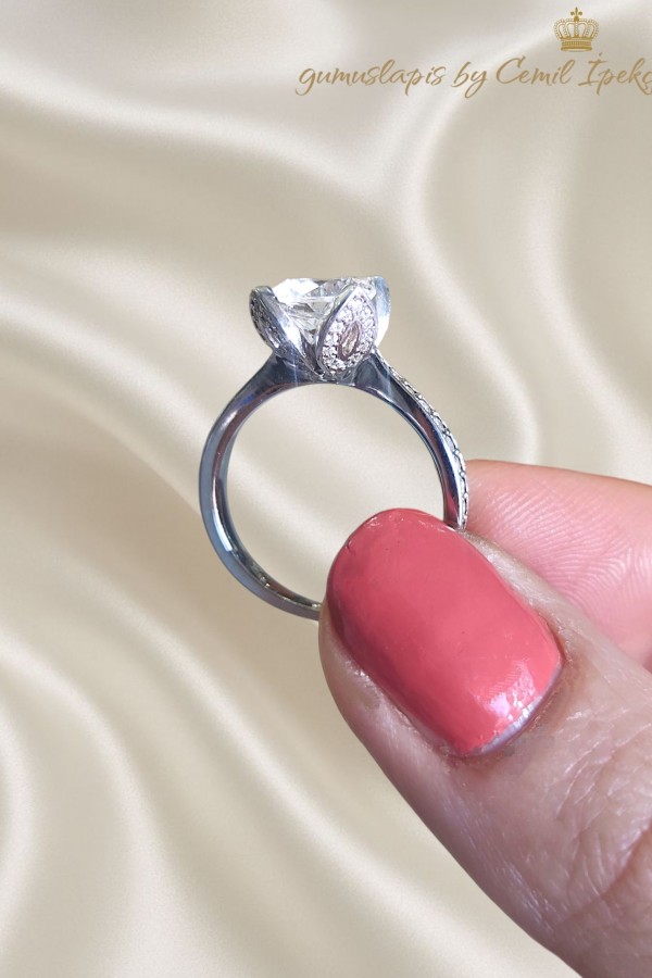 Mozanite Taşlı Çiçek Motif Gümüş Tektaş Yüzük 