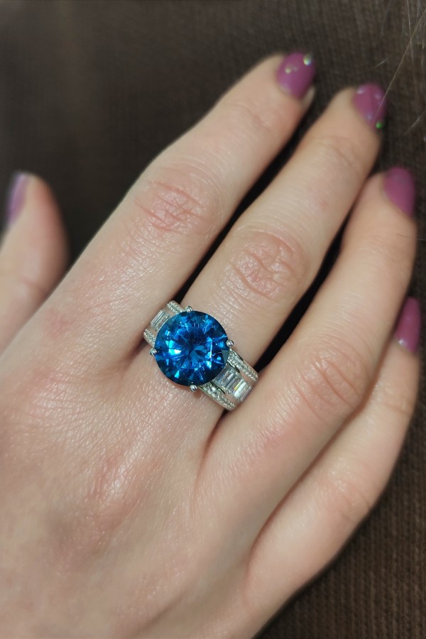 Mozanite ve London Blue Topaz Taşlı Yuvarlak Motif Gümüş Yüzük