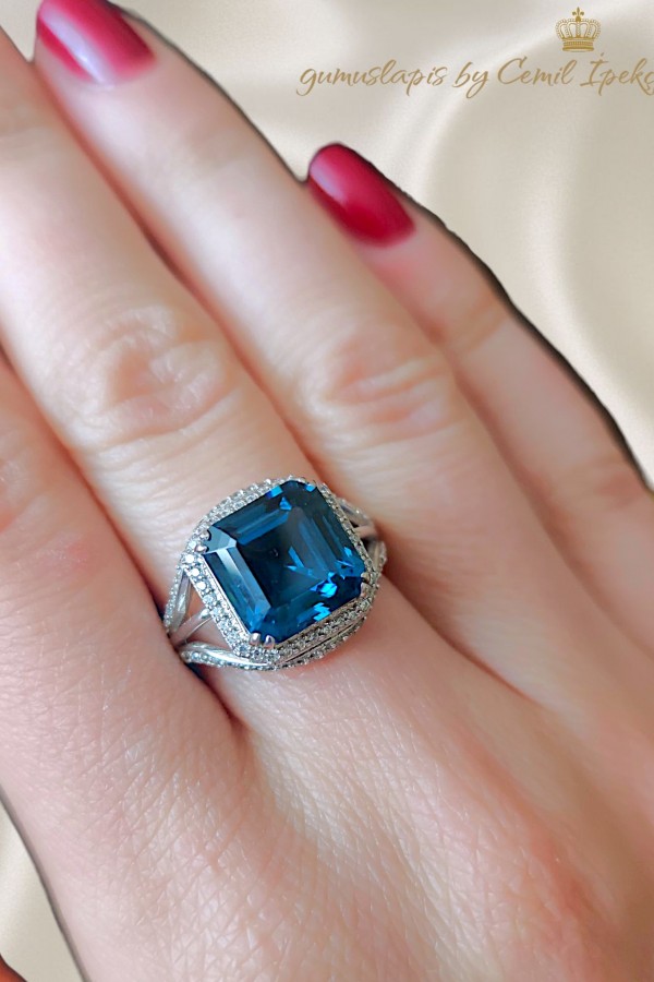 Mozanite ve Blue Topaz Taşlı Kenarı Çizgi Motif Gümüş Yüzük