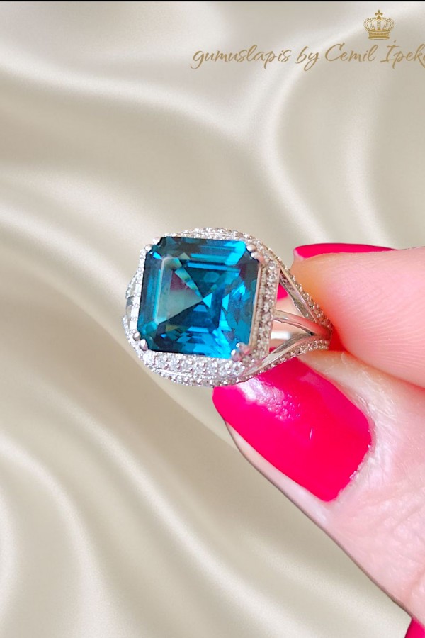 Mozanite ve Blue Topaz Taşlı Kenarı Çizgi Motif Gümüş Yüzük