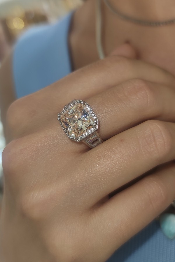 Topaz ve Mozanite Taşlı İri Kare Motif Gümüş Yüzük 