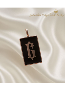 Siyah Mine Arka Planlı Harf Motif Gümüş Kolye Ucu Serisi ( G harfi)