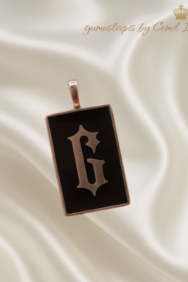 Siyah Mine Arka Planlı Harf Motif Gümüş Kolye Ucu Serisi ( G harfi)