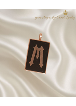 Siyah Mine Arka Planlı Harf Motif Gümüş Kolye Ucu Serisi ( M harfi)