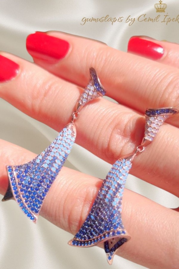 Koyudan açığa renk geçişli gümüş küpe çifti