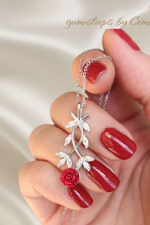 Mercan Taşlı Gül Motif Gümüş Kolye Mercan Taşlı Gül Motif Gümüş Kolye
