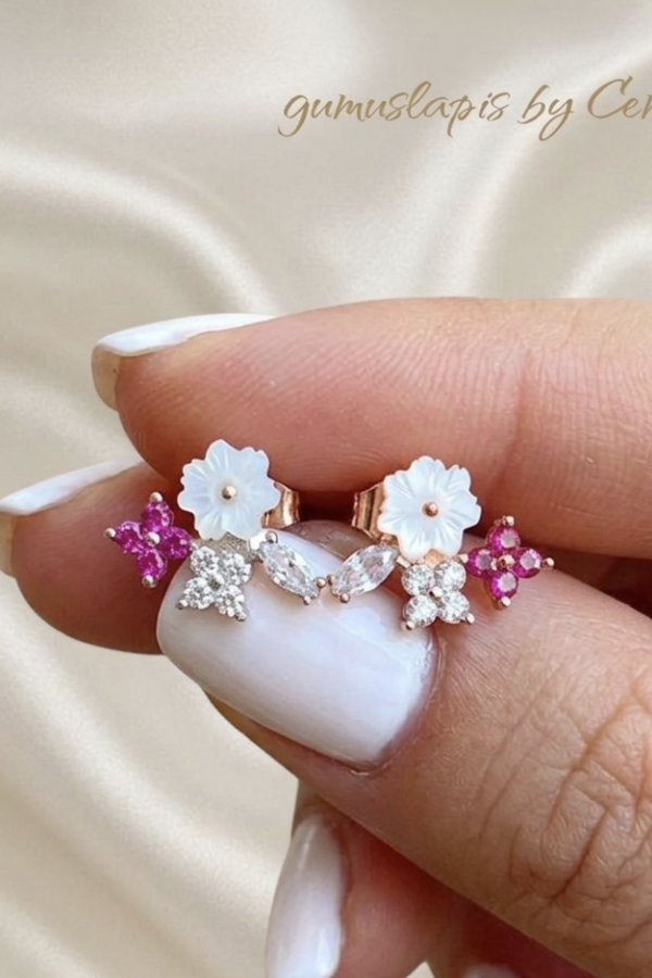 Çiçek Motif Sedef Taşlı Küpe Çifti (beyaz)