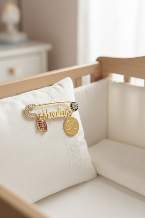 Bebek Ayağı, Dua, Nazar Boncuğu ve Maşallah Yazılı Gümüş Bebek İğnesi