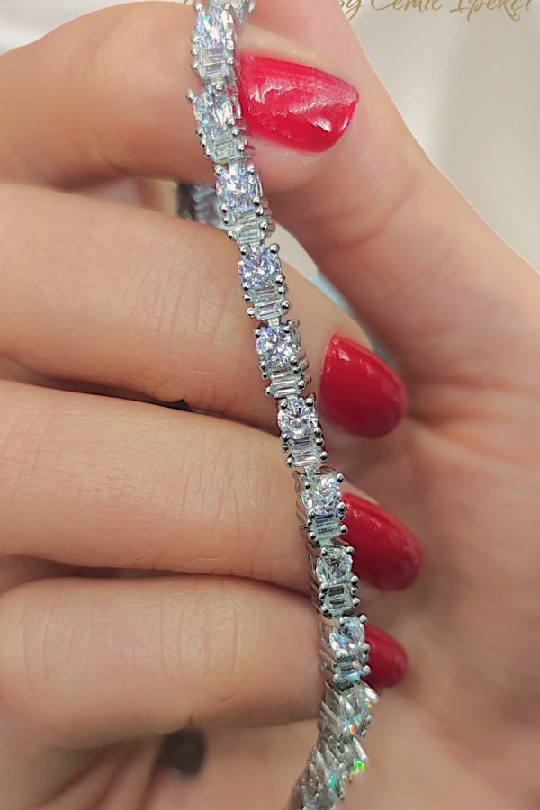 Laboratuvar Pırlantası Taşlı Baget ve Tektaş Motif Gümüş Suyolu Bileklik 