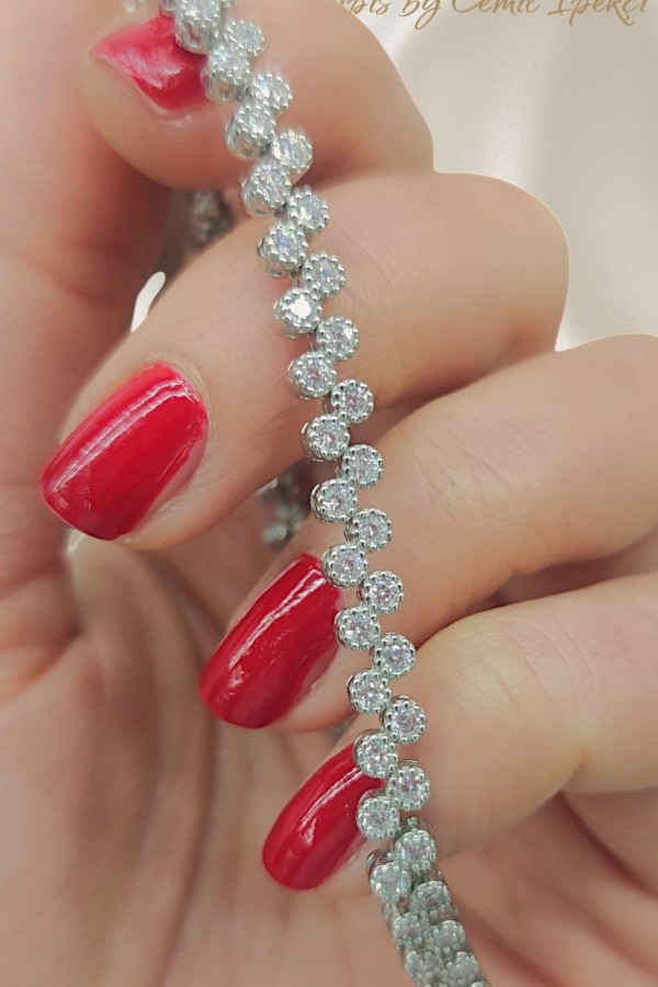 Laboratuvar Pırlantası Taşlı Asimetrik Model Gümüş Suyolu Bileklik