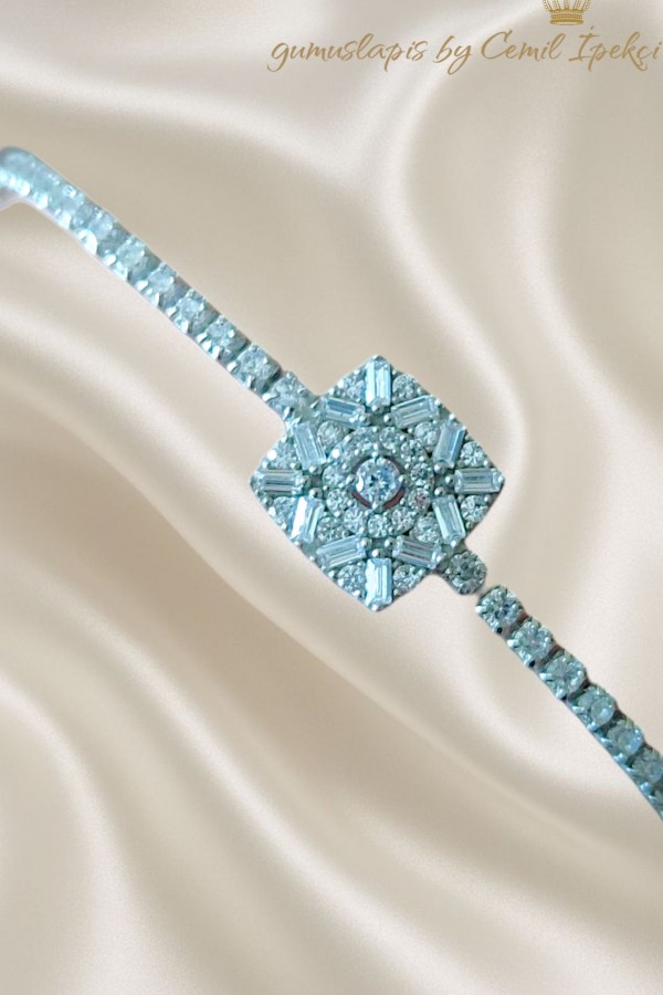 Kare Motif Baget Taşlı Gümüş Suyolu Bileklik 