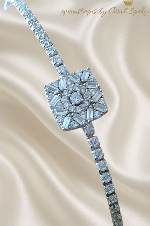 Kare Motif Baget Taşlı Gümüş Suyolu Bileklik 