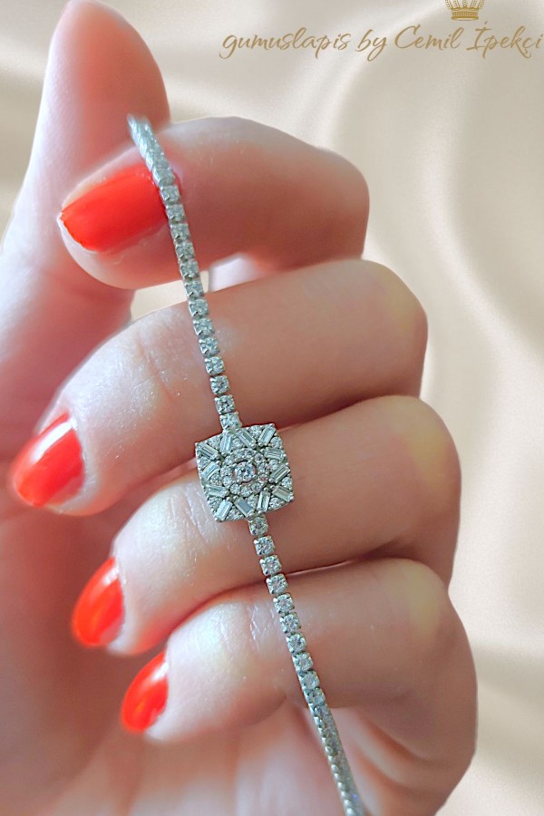Kare Motif Baget Taşlı Gümüş Suyolu Bileklik 
