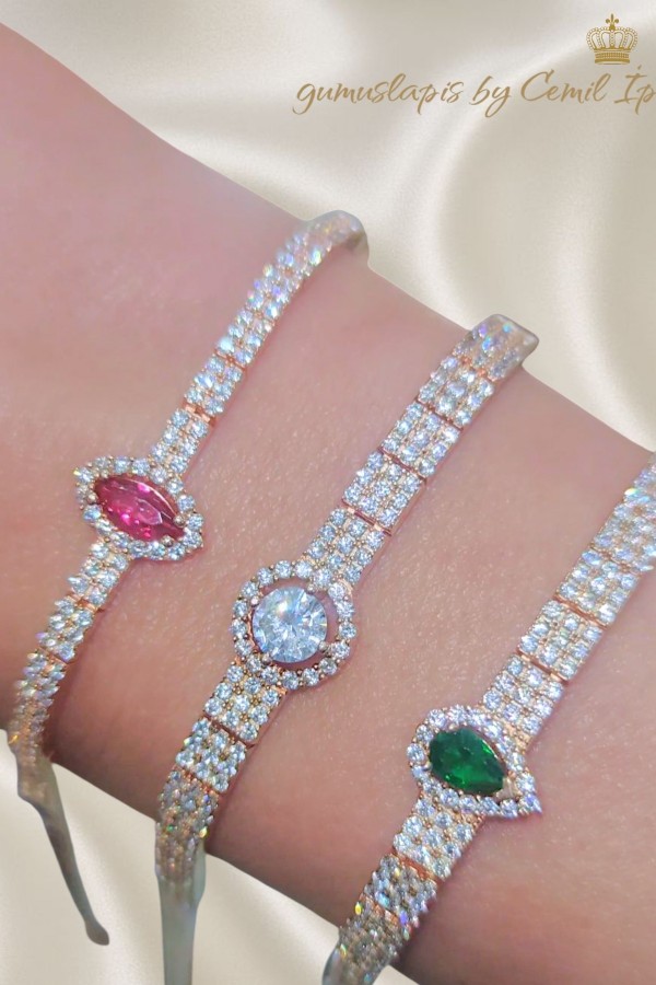Ortası renkli taşlı yarım suyolu gümüş bileklik serisi 