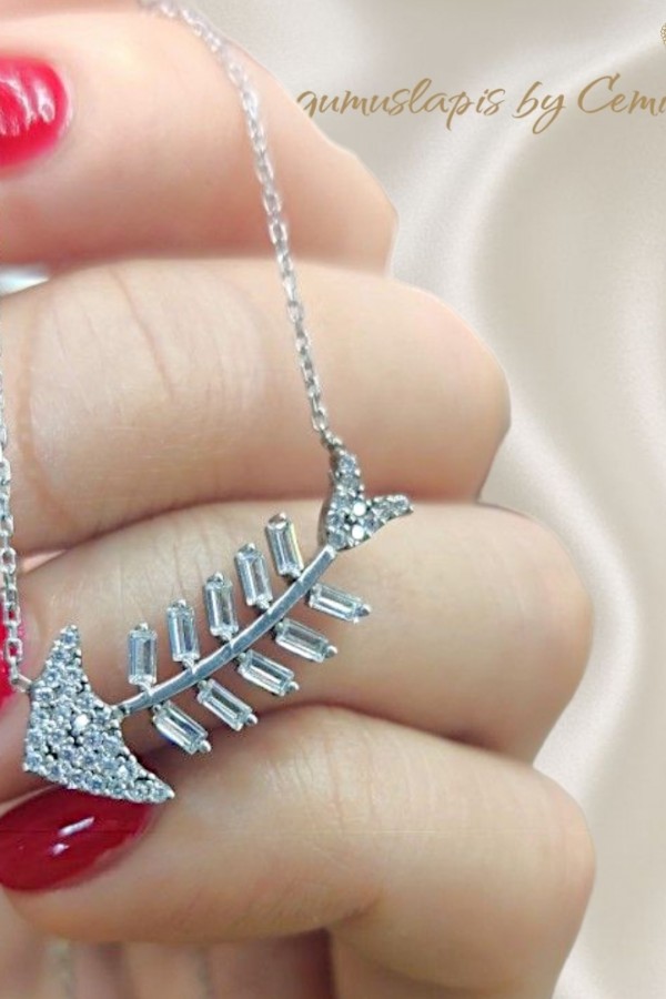 Balık Kılçığı Motif Baget Taşı Gümüş Kolye