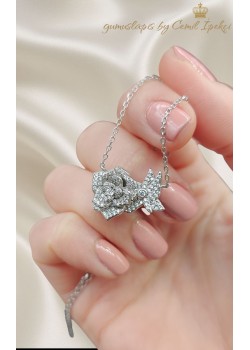 Gül Motif Laboratuvar Pırlantası Taşlı Gümüş Kolye 