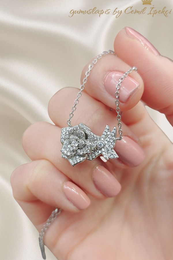 Gül Motif Laboratuvar Pırlantası Taşlı Gümüş Kolye 