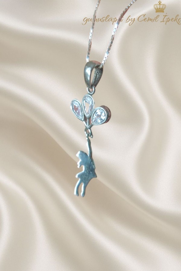 Özgür Kız Motif Gümüş Beyaz Kolye