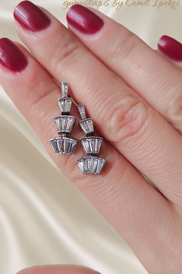 Büyükten Küçüğe Baget Taşlı Gümüş Küpe