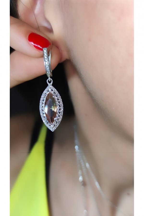 Renk Değiştiren Taşla Süslü Uzun Gümüş Küpe Çifti