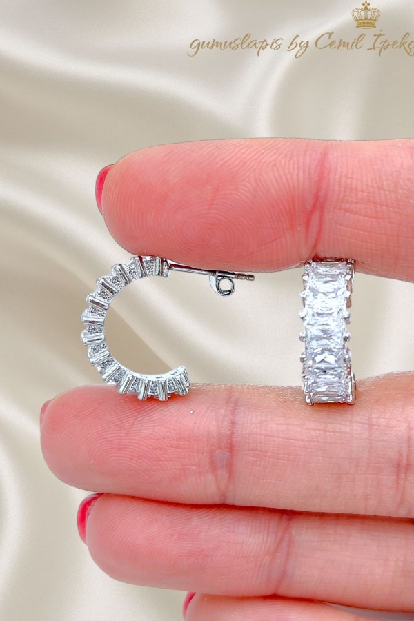 Laboratuvar Pırlantası Taşlı Baget Kesim Yarım Halka Küpe Çifti 