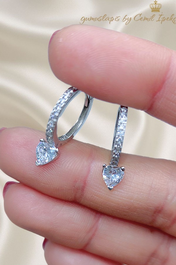 Laboratuvar Pırlantası Taşlı Kalp Motif Gümüş Halka Küpe Çifti