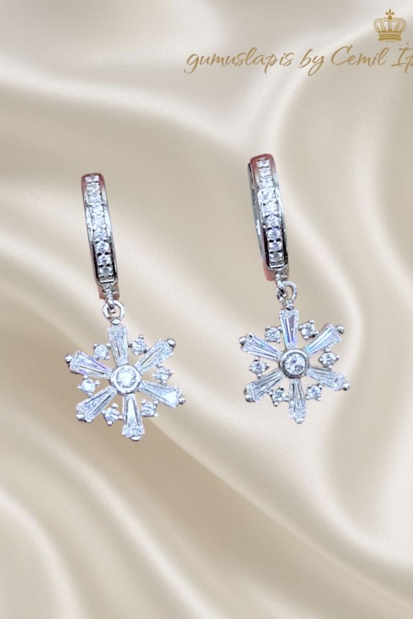 Baget Taşlı Kar Tanesi Motif Gümüş Küpe Çifti 
