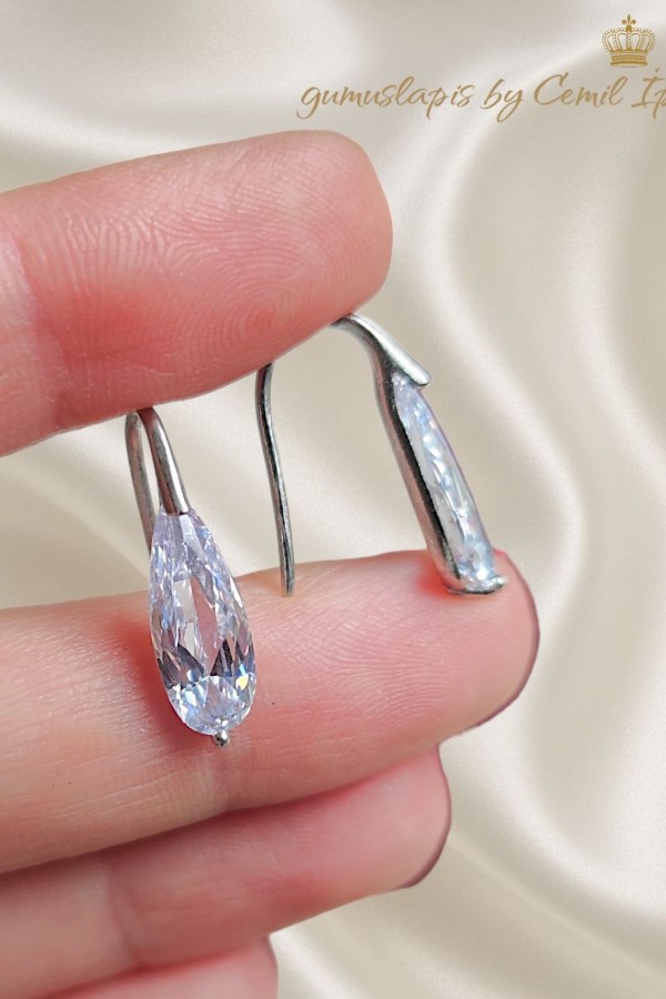 Laboratuvar Pırlantası Taşlı Geçmeli Beyaz Gümüş Küpe Çifti