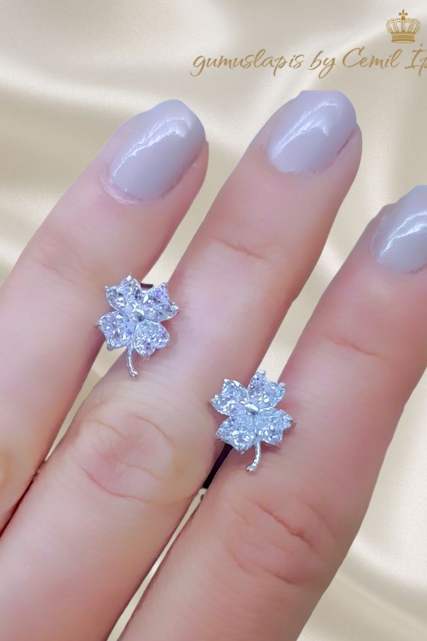 Yonca Motif Vidalı Gümüş Küpe Çifti