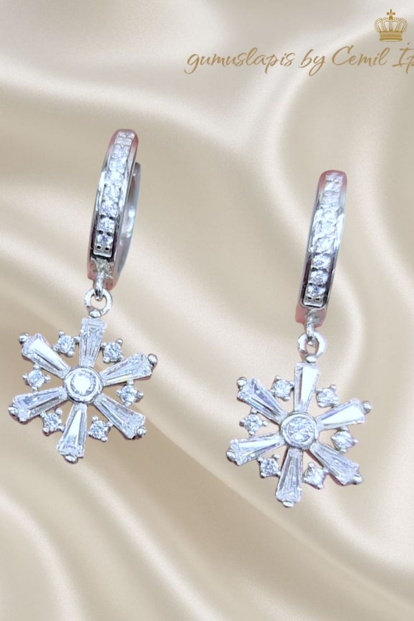 Baget Taşlı Kar Tanesi Motif Gümüş Küpe Çifti 