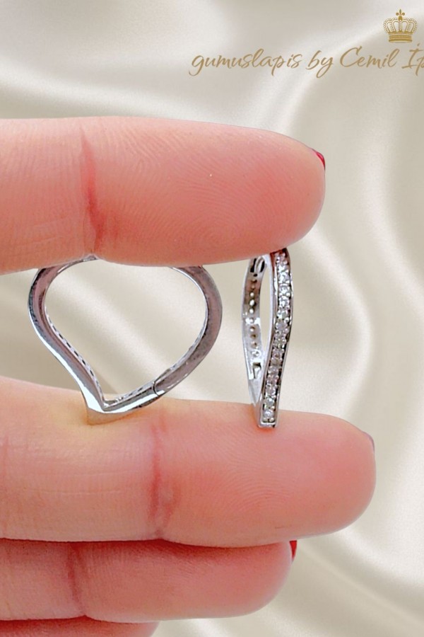Laboratuvar Pırlantası Taşlı Kalp Motif Gümüş Halka Küpe Çifti