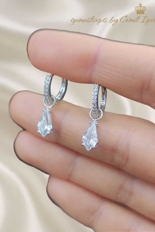 Ucu Taşlı Gümüş Küpe Çifti 