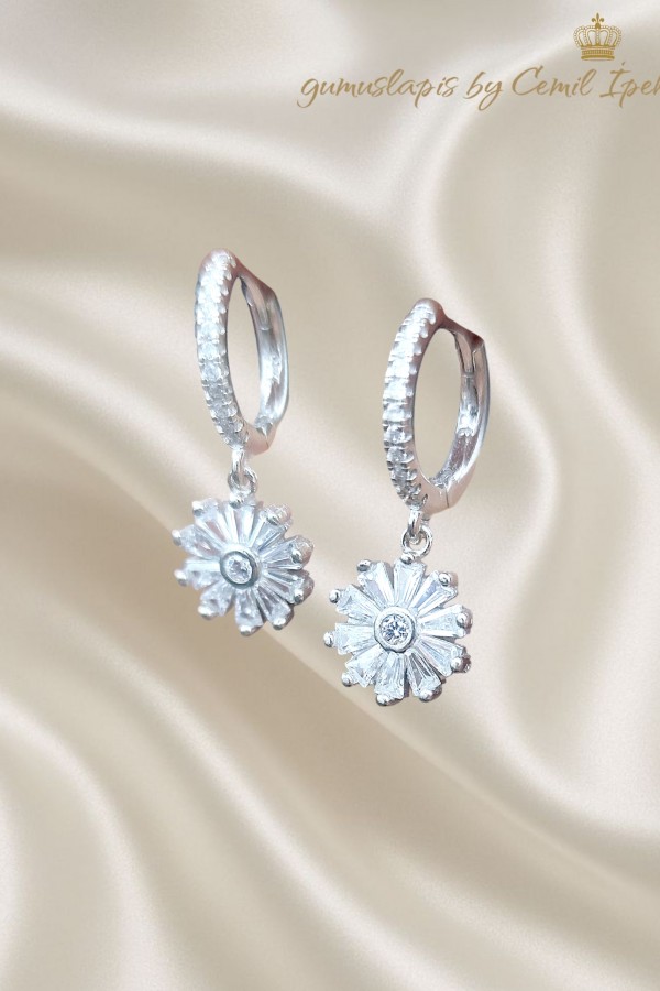 Çiçek Motif Baget Taşlı Gümüş Küpe Çifti 