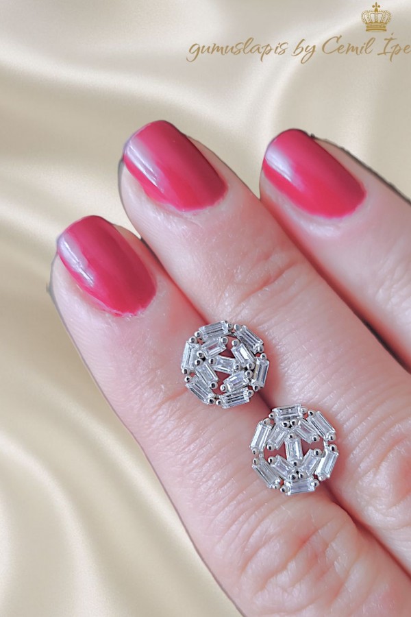 Bagetlerle Süslü Küçük Boy Vidalı Gümüş Küpe